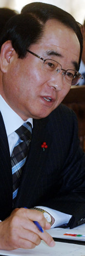 박명재 행정자치부 장관 내정자가 11일 국회 행정자치위원회의 인사청문회에서 의원들의 질의에 답변하고 있다. 김경제 기자