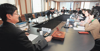 11일 오후 서울 중구 을지로 국가인권위원회 배움터에서 안경환(왼쪽) 위원장 등 인권위 위원들이 모여 북한 인권 문제를 주제로 전원회의를 열었다. 인권위는 이날 회의 후 북한 인권 문제에 직접적으로 개입하지 않기로 최종 결정했다고 밝혔다. 연합뉴스