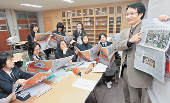 4일 서울 용화여고의 ‘신문 속 논술’ 수업시간. 이인수 교사가 동아일보 ‘이지논술’을 교재로 강의하고 있다. 1학년을 대상으로 한 ‘신문 속 논술’ 수업에서 학생들이 쓴 글은 동료 학생과 상급생, 그리고 담당 교사의 3중 첨삭 과정을 통해 다듬어진다. 안철민 기자