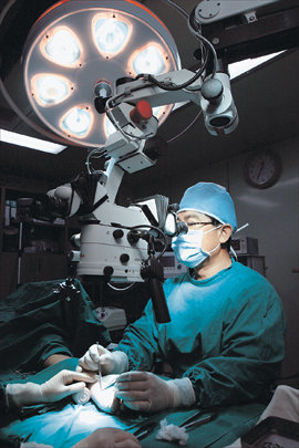 하루 평균 1.5개의 손가락이 붙여지고 있는 두손병원. 이곳 의료진은 인근 공장 근로자들 사이에서 ‘손가락 공장장’으로 불린다. 사진 제공 두손병원