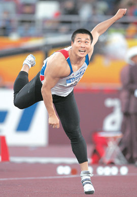 박재명이 힘껏 창을 던진 뒤 날아가는 궤적을 눈으로 좇고 있다. 박재명은 3차 시기에서 79.30m를 던져 우승을 확정했다. 도하=연합뉴스