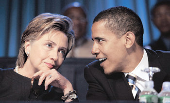 2007년 미국 대통령선거에서 민주당의 유력 후보인 힐러리 클린턴 상원의원(왼쪽)이 7월 전미유색인지위향상협회(NAACP) 연례 컨벤션에 참석해 버락 오바머 상원의원과 나란히 앉아 이야기하는 모습. 동아일보 자료 사진