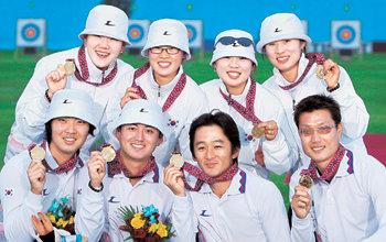 “눈이 부시네” 아시아경기에 걸린 금메달 4개를 모두 따낸 한국 남녀 양궁 대표선수들이 13일 단체전 금메달을 들어 보이며 활짝 웃고 있다. 윗줄 왼쪽부터 여자 대표팀 박성현 이특영 윤옥희 윤미진. 아랫줄 왼쪽부터 남자 대표팀 임동현 이창환 장용호 박경모. 도하=강병기  기자