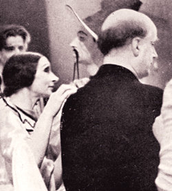 1936년 초연된 미하일 포킨의 발레 ‘사랑의 시련’의 여주인공 ‘충양’(춘향)을 맡은 베라 네므치노바(왼쪽)가 포킨(뒷모습)과 ‘고관’역을 맡은 발레리노장 야즈빈스키와 이야기를 나누고 있다. 동아일보 자료 사진