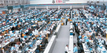 매일 1조 달러 규모 거래가 이뤄지는 UBS의 트레이딩 룸. 축구 경기장 두 개 크기의 이곳에선 1700여 명의 트레이더가 주식, 채권, 파생상품 등 다양한 금융상품을 거래한다. 스탬퍼드(코네티컷 주)=공종식  특파원