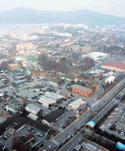 13일 서울 용산구의 한 주상복합빌딩 옥상에서 내려다본 용산 미군기지 전경. 홍진환 기자