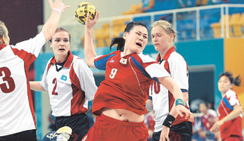 여자 핸드볼 결승전에서 한국의 김차연(가운데)이 카자흐스탄 수비수 3명이 몰려 있는 장신 숲을 헤치고 강슛을 날리고 있다. 도하=연합뉴스