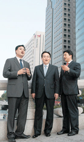 빌딩 관리의 꽃이라 불리는 임대 마케터들이 서울 청계천 주변에서 이야기를 나누고 있다. 왼쪽부터 쇼핑몰 로담코플라자의 나형준 부장, 서비스드 레지던스인 프레이저 스위츠의 최승욱 부장, 빌딩관리업체인 KAA의 조은성 차장. 이종승 기자