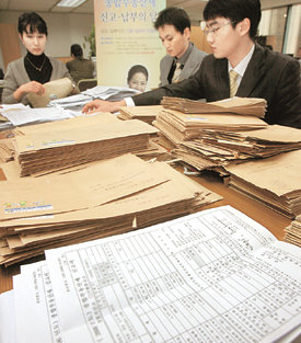 종부세 자진신고서 분류 분주 종합부동산세 자진 신고와 납부 마감일을 하루 앞둔 14일 서울 강남구 역삼세무서 직원들이 우편으로 배달된 자진 신고서를 분류하느라 분주하다. 신원건  기자