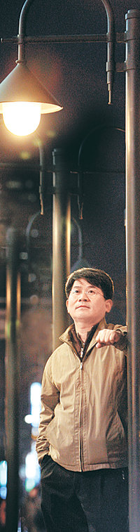 새 소설집 ‘참말로 좋은 날’을 낸 성석제 씨. 그는 “인생을 꾸미고 가공한 모습이 아니라 날것 그대로 보여주고 싶었다”고 말했다. 홍진환  기자