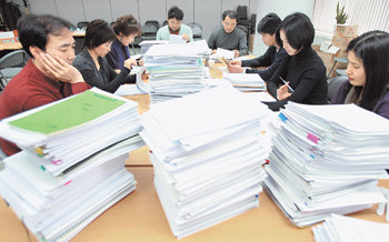 2007년 동아일보 신춘문예 심사가 한창이다. 14일 본사 신춘문예 심사장에서는 시와 중단편소설 부문 예심이 열렸다. 왼쪽부터 황종연 은희경 김미현 장석남 우찬제 윤대녕 조경란 최영미 씨. 전영한 기자