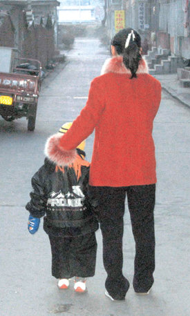 “벗어날 수 있을까…”중국 지린 성 옌지 시에서 최근 만난 한 탈북 여성이 인터뷰가 끝난 뒤 5세의 아들과 함께 자신이 팔려 간 집으로 돌아가고 있다. 옌지=구자룡 기자