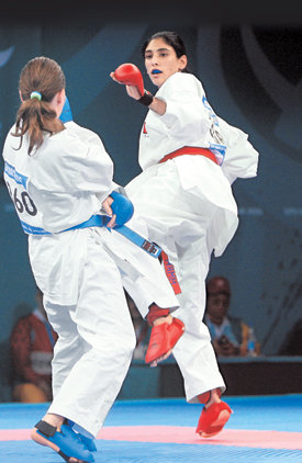 알막툼 공주(오른쪽)가 14일 열린 가라테 여자 60kg급 결승에서 소피야 카스풀라토바(우즈베키스탄)를 상대로 발차기 공격을 하고 있다. 도하=연합뉴스