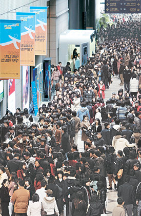 “내 점수로 어느 대학 갈까”14일 서울 강남구 삼성동 코엑스에서 열린 ‘2007 대학 입학정보박람회’에는 학부모와 수험생이 몰려 입시정보 전쟁을 실감하게 했다. 수험생은 정확한 정보를 바탕으로 지원전략을 짜야 할 시기다. 이 박람회는 17일까지 계속된다. 김재명 기자