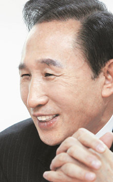 이명박 전 서울시장이 14일 인터뷰 도중 깍지를 낀 채 답변하고 있다. 이 전 시장은 “리더십을 갖춘 대통령을 뽑기 위해 이번 대선은 후보들이 정책으로 경쟁해야 한다”고 강조했다. 김경제 기자