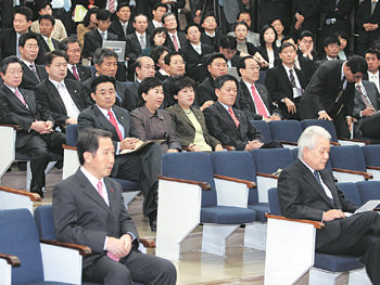 당의 진로에 대해 각 계파가 서로 다른 목소리를 내는 등 어수선한 가운데 열린우리당이 14일 국회에서 의원총회를 열고 있다. 김경제  기자