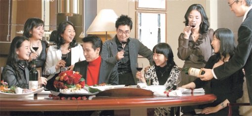 요즘은 밖에서 식사를 마친 뒤 집으로 돌아와 와인과 간단한 음식을 즐기는 홈파티가 인기다. 주말을 이용해 20, 30대 미혼 기혼 남녀들이 와인파티를 즐기는 모습. 원대연 기자