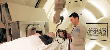 암 치료에 사용되는 양성자는 암세포만을 골라 공격하는 ‘저격수’로 불린다. 올해 MD앤더슨 암센터에 설치된 양성자 치료실은 ‘꿈의 방사선 치료실’이다. 사진 제공 MD앤더슨 암센터