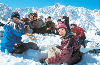 해발 1456m인 하쿠바47 스키장의 최정상에서 멋진 휴식을 즐기고 있는 일본 스노보더들. 그 뒤로 하쿠바무라를 병풍처럼 감싸고 있는 기타알프스의 설산고봉과 산줄기가 보인다. 사진 제공 하쿠바47 윈터스포츠파크