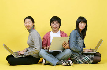 나는 검색한다. 고로 나는 존재한다. 20대에게 인터넷 검색은 생활에서 떼어낼 수 없는 일상이다. 인터넷 검색의 영향을 토론하기 위해 모인 송은혜 원동윤 김소요 씨(왼쪽부터). 김재명 기자