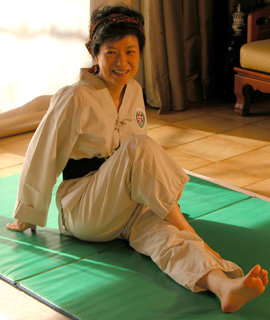 박근혜 전 한나라당 대표가 서울 강남구 삼성동 자택에서 단전호흡을 하고 있다. 그는 요가도 수십 년째 하고 있다고 말했다. 사진 제공 박근혜 전 한나라당 대표