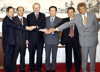 “잘해봅시다”북핵 문제 해결을 위한 6자회담 개최를 하루 앞둔 17일 중국 베이징 댜오위타이에서 중국 측 수석대표인 우다웨이 외교부 부부장 주최로 열린 만찬에서 각국 수석대표들이 악수하고 있다. 왼쪽부터 한국 천영우 외교통상부 한반도평화교섭본부장, 일본 사사에 겐이치로 외무성 아시아대양주 국장, 미국 크리스토퍼 힐 국무부 동아시아태평양담당 차관보, 우다웨이 부부장, 북한 김계관 외무성 부상, 러시아 세르게이 라조프 주중 대사. 베이징=연합뉴스