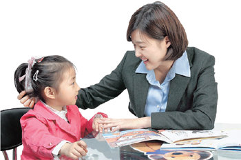 처음으로 공동체 생활을 시작하는 유치원에 보내기 전에는 아이에게 기본적인 생활규칙을 미리 알려 주는 것이 필요하다. 무조건 도움을 주기보다 아이가 무엇이든 스스로 할 수 있게 기다리며 자립심과 사회성을 길러줘야 한다. 사진 제공 웅진싱크빅