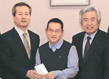 박범훈 중앙대 총장(오른쪽)과 신상훈 신한은행장(왼쪽)이 18일 이현아 양에게 장학금을 전달하고 있다. 사진 제공 중앙대