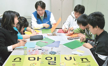 이달 중순 서울 중구 신당동 ‘중구 청소년수련관’에서 진행된 ‘꿈을 여는 교실’ 수업 장면. 이 수업에 참가한 초등학생 16명은 직접 회사를 만들고 상품을 팔아 돈을 버는 경제 체험을 했다. 홍진환  기자