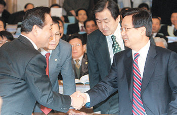 “오랜만입니다” 19일 국회 의원회관 소회의실에서 열린 ‘한나라당, 지난 대통령선거에서 왜 패배했나’라는 주제의 토론회에서 발제를 한 서청원 전 한나라당 대표(왼쪽)와 강재섭 대표가 반갑게 악수하고 있다. 연합뉴스