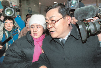 BDA워킹그룹 北대표 도착 중국 베이징에서 열리고 있는 6자회담에서 마카오의 방코델타아시아(BDA)은행 북한 계좌 동결 해제 문제를 논의하기 위한 ‘북-미 BDA 워킹그룹’의 북측 수석대표인 오광철 조선무역은행 총재(오른쪽)가 19일 베이징 서우두 공항에 도착해 몰려든 취재진 사이로 빠져나가고 있다. 베이징=연합뉴스