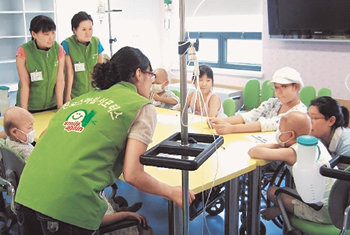 진로는 심장병 소아암 등 난치병으로 고통 받는 어린이들에게 건강한 웃음을 찾아주기 위해 ‘스마일 어게인 캠페인’을 진행 중이다. 사진 제공 진로