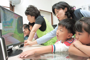 KT는 저소득층과 맞벌이 부부가 자녀를 믿고 맡길 수 있는 보육시설과 방과 후 교육 지원에 힘쓰고 있다. 자원봉사자들이 아이들에게 컴퓨터 교육을 실시하는 모습. 사진 제공 KT