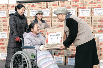 현대카드·현대캐피탈의 사회봉사단 ‘늘 푸른 사람들’은 장애인과 노인 등 사회 소외계층을 돕기 위해 다양한 활동을 펼치고 있다. 사진 제공 현대카드·현대캐피탈