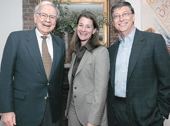 워런 버핏 ‘버크셔 해서웨이’ 회장(왼쪽)이 올 6월 자기 재산의 85%에 해당되는 374억 달러의 대부분을 빌 게이츠 마이크로소프트 회장이 운영하는 ‘빌&멜린다 게이츠 재단’에 기부했다. 동아일보 자료 사진