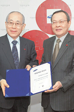 올 1월 국내 최초로 사회공헌 전담조직인 ‘삼성사회봉사단’대표로 이해진 씨(오른쪽)가 임명됐다. 이 대표가 이웃사랑캠페인에 성금을 기부하는 모습. 동아일보 자료 사진