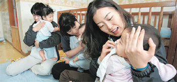 하나로텔레콤은 신입사원 교육 프로그램에 레크리에이션 목욕 빨래 청소 컴퓨터교육 등 다양한 사회봉사 체험활동을 포함시켜 인재를 육성한다. 사진 제공 하나로텔레콤