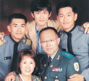 윗줄 왼쪽부터 시계방향으로 육사에 재학 중인 형(이재훈), 합격자(이재환), 쌍둥이 동생(이재영), 아버지 이우형 중령, 어머니. 사진 제공 육군