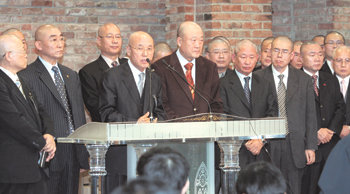 이광선 예장통합 총회장(앞줄 왼쪽에서 네 번째)이 20일 오전 사학법 재개정을 요구하며 집단 삭발한 한국기독교교회협의회 소속 목사들과 함께 기자회견을 하고 있다 . 이날 개신교 목회자 30여 명은 ‘개방형 이사제’ 조항의 재개정을 요구하며 집단 삭발을 했다. 신원건 기자