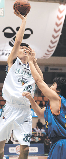 대표팀에서 복귀한 동부 김주성(왼쪽)이 KT&G 윤영필의 수비를 피해 골밑슛을 하고 있다. 김주성은 16득점 8리바운드로 활약했지만 경기는 KT&G의 역전승으로 끝났다. 원주=연합뉴스