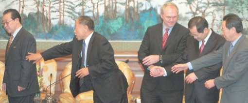 “北대표, 가지 말고 손 좀 잡읍시다”20일 중국 베이징 댜오위타이에서 6자회담 수석대표들과 만난 리자오싱 중국 외교부장(왼쪽에서 두 번째)이 함께 손을 맞잡자며 제자리로 돌아가려는 김계관 북한 외무성 부상을 붙잡고 있다. 베이징=연합뉴스