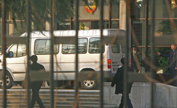 이번엔 美대표가 北대사관으로북한과 미국이 베이징의 주중 북한대사관에서 마카오 방코델타아시아(BDA)은행에 동결된 북한 계좌 문제와 관련해 협상을 한 20일 미국 대표단을 싣고 갈 버스가 대사관 현관 앞에 대기하고 있다. 베이징=연합뉴스