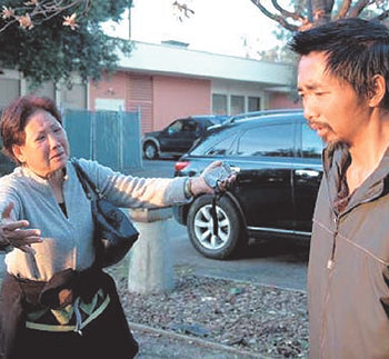 “아들아…”어머니 응우옌하이 씨(왼쪽)가 지난달 19일 미국 샌프란시스코 새너제이에서 찾아낸 아들 뚜언 씨와 20년 만에 재회하고 있다. 사진 출처 로스앤젤레스타임스