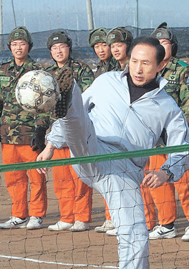 “나도 왕년엔…” 이명박 전 서울시장이 21일 강원 철원군 백골부대를 방문해 장병들과 족구를 하고 있다. 철원=김경제 기자