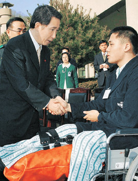 부상장병 위로 김근태 열린우리당 의장(왼쪽)이 21일 경기 성남시 국군수도병원을 찾아 부상 장병의 손을 잡고 쾌유를 기원하고 있다. 성남=김경제 기자