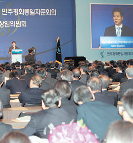 노무현 대통령이 21일 서울의 한 호텔에서 열린 민주평화통일자문회의 상임위원회에서 인사말을 하고 있다. 석동률  기자