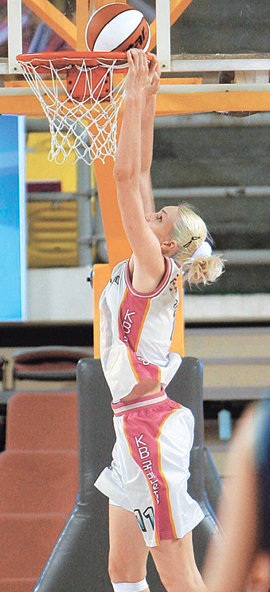 국내 농구 역사에서 여자 선수 덩크슛은 6월 24일 열린 여자프로농구 여름리그 신세계전에서 당시 국민은행 소속의 러시아 출신 마리야 스테파노바(203cm)가 성공시킨 것이 유일하다. 동아일보 자료 사진