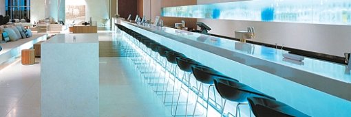 한국에서 가장 긴 18m 바 테이블이 있는 W호텔 ‘우바’.