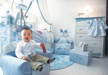‘아기들도 인테리어에 관심이 많아요.’ 파스텔톤 색깔의 벽지로 은은한 분위기를 조성하고, 아기용 의자와 앙증맞은 디자인의 쿠션으로 포인트를 주는 아기 방 인테리어가 유행이다. 원대연 기자