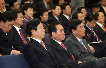 침통 22일 국회에서 열린 열린우리당 의원총회에서 의원들이 김근태 의장의 인사말을 듣고 있다. 연합뉴스